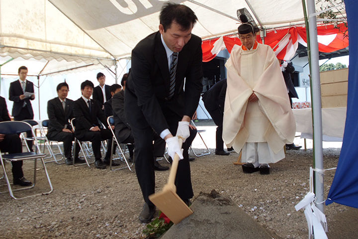 弊社代表取締役　藤井による　穿初（うがちぞめ）の儀